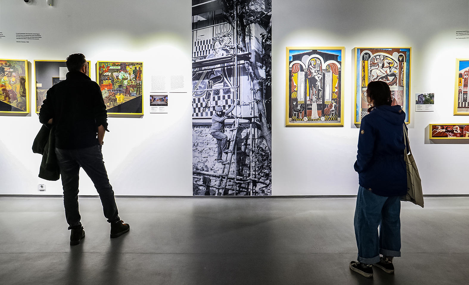 Кураторски турове в изложбата „Монументалните“